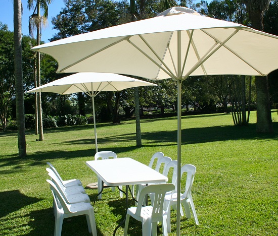 Parasol ogrodowy ze stojakiem wykonanym z metalu. Czasza materiałowa o dużej powierzchni stanowi skuteczną ochronę przed największym słońcem. Podstawę i sam parasol można kupować osobno.