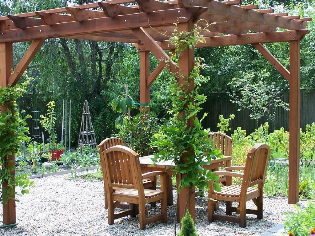 Pergola ogrodowa drewniana to nie tylko piękny element dekoracyjny, ale także konstrukcja mająca wymiar czysto praktyczny. Pergola z ławkami znakomicie nadaje się na relaks czy też rodzinne posiłki, stanowi także świetne podparcie dla roślin pnących.