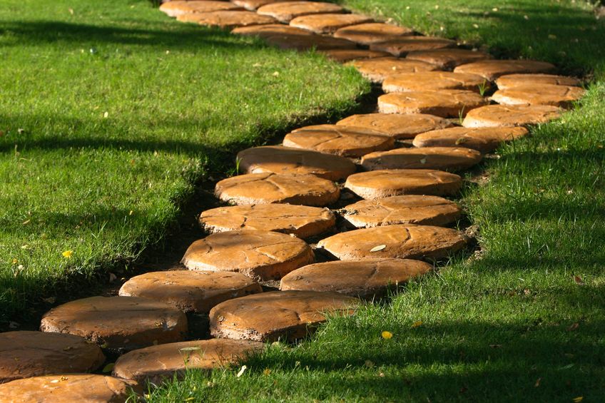 ścieżka ogrodowa wykonana z drewnianych elementów
