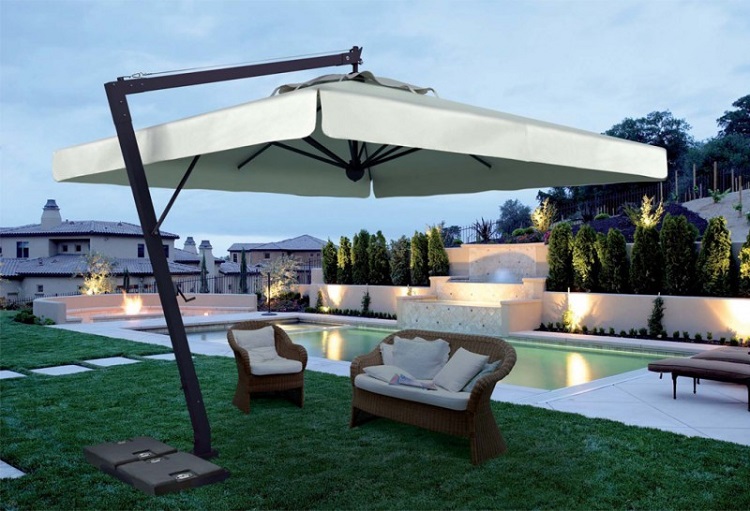 parasol ogrodowy z fotelami z wikliny w nowoczesnej aranżacji