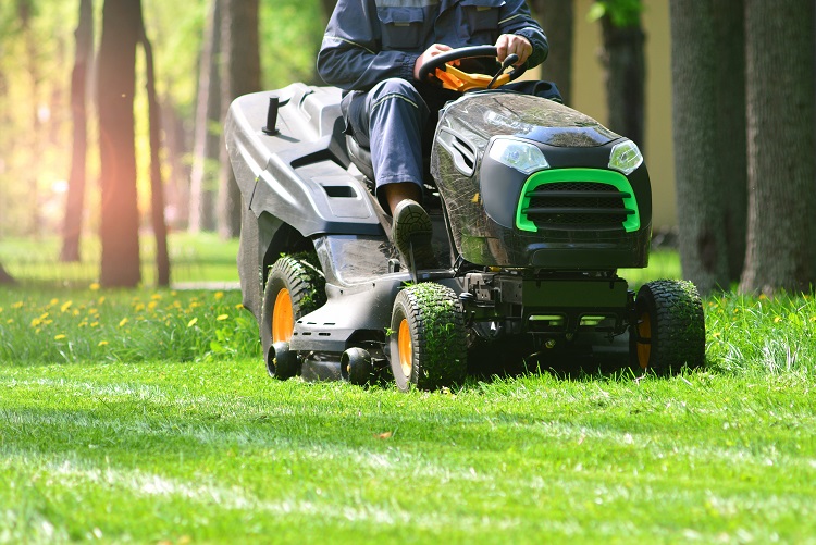 Zabawa w ogrodzie: traktorek kosiarka – spraw, by koszenie trawy stało się przyjemnością
